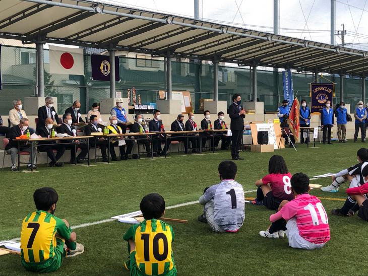 大村中央ライオンズクラブ小学生サッカー大会市長挨拶の様子