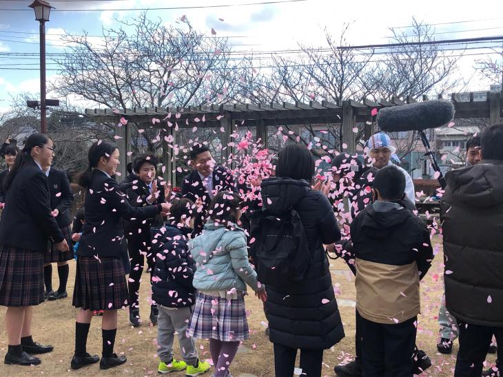 西九州新幹線開業プロモーション動画撮影にて花びらが舞っている様子