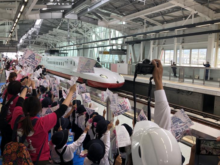 西九州新幹線試験電車「かもめ」ホーム到着の様子