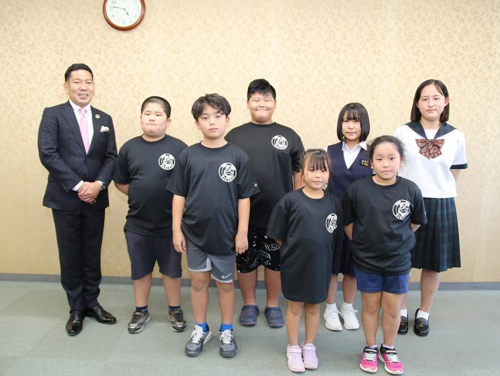 市長訪問（第18回全九州女子相撲選手権大会（出場））時集合写真