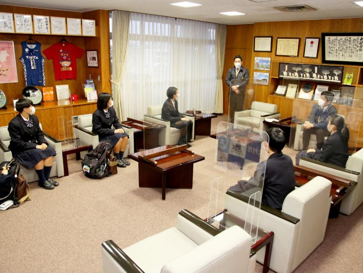 市長訪問（第31回全日本高等学校女子サッカー選手権（出場））の様子