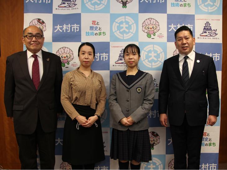 第35回全日本マーチングコンテスト（結果）精華女子高等学校市長訪問時集合写真