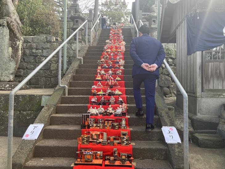 長崎街道松原宿ひな祭り（松原八幡神社階段展示）の様子