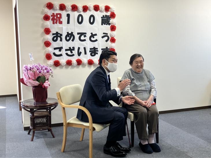 「工藤喜美子」さま100歳お祝いの様子1