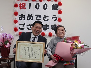 「工藤喜美子」さま100歳お祝いの様子2