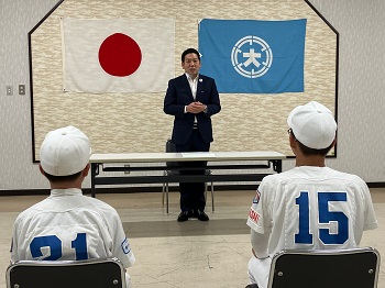 日本少年野球ミズノ杯争奪九州選抜大会出場表敬の様子