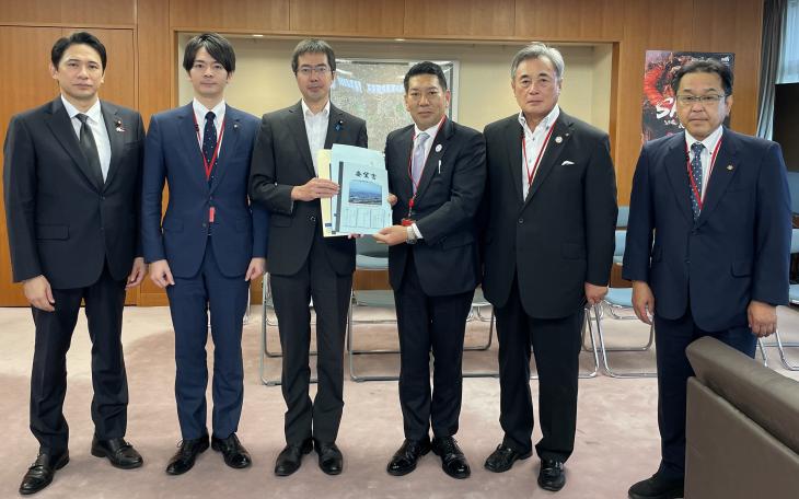 国道34号等大村市内幹線道路整備促進期成会要望活動の様子1(高見国土交通大臣政務官)