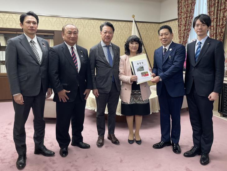 国道34号大村・諫早間整備促進期成会要望活動の様子（片山財務大臣）