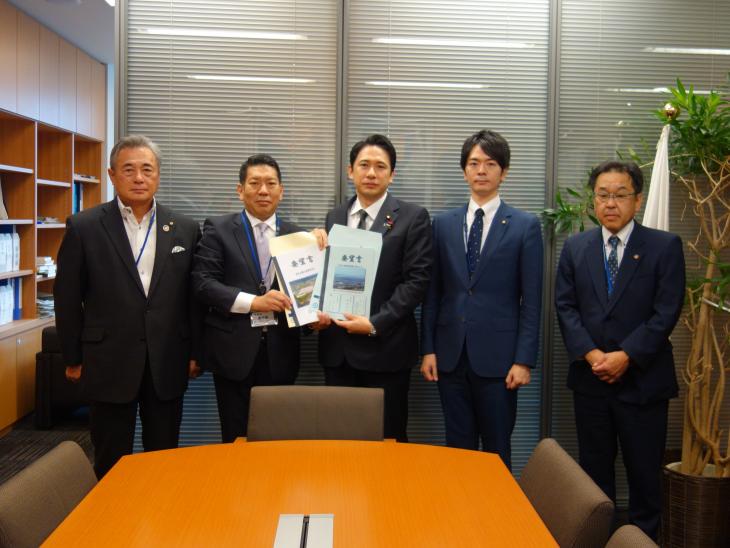 国道34号等大村市内幹線道路整備促進期成会要望活動の様子(加藤竜祥衆議院議員)