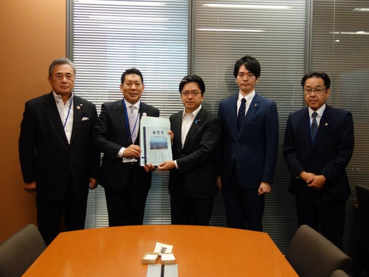 国道34号等大村市内幹線道路整備促進期成会要望活動の様子(金子容三衆議院議員)