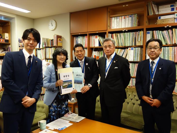 国道34号等大村市内幹線道路整備促進期成会要望活動の様子(片山さつき参議院議員)