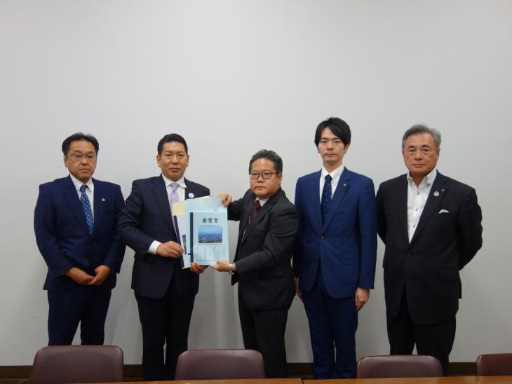 国道34号等大村市内幹線道路整備促進期成会要望活動の様子(山川主計官)