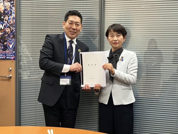 要望活動の様子（西岡衆議院議員）