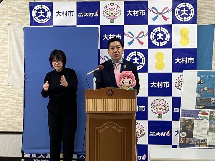定例記者会見の様子