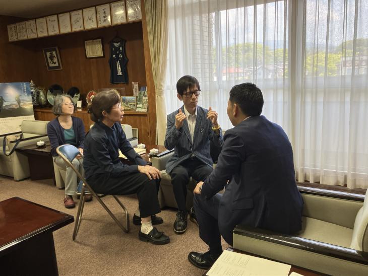 長崎盲ろう者友の会・あかり設立20周年記念誌贈呈の様子2