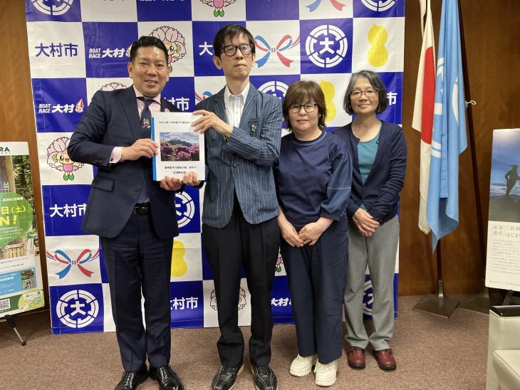 長崎盲ろう者友の会・あかり設立20周年記念誌贈呈の様子1