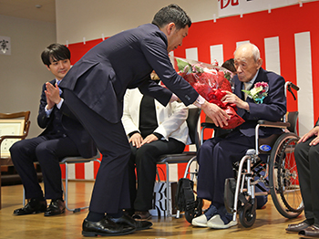 100歳長寿祝いの様子2