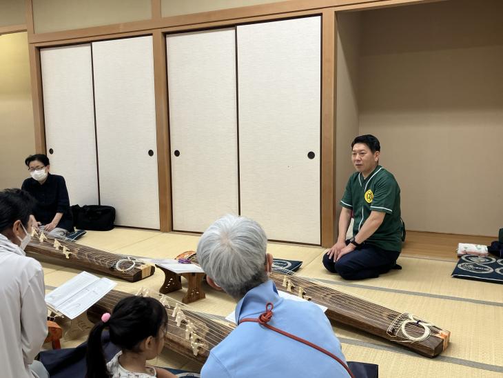令和7年度文化庁事業伝統文化親子教室「箏の親子体験教室」の様子