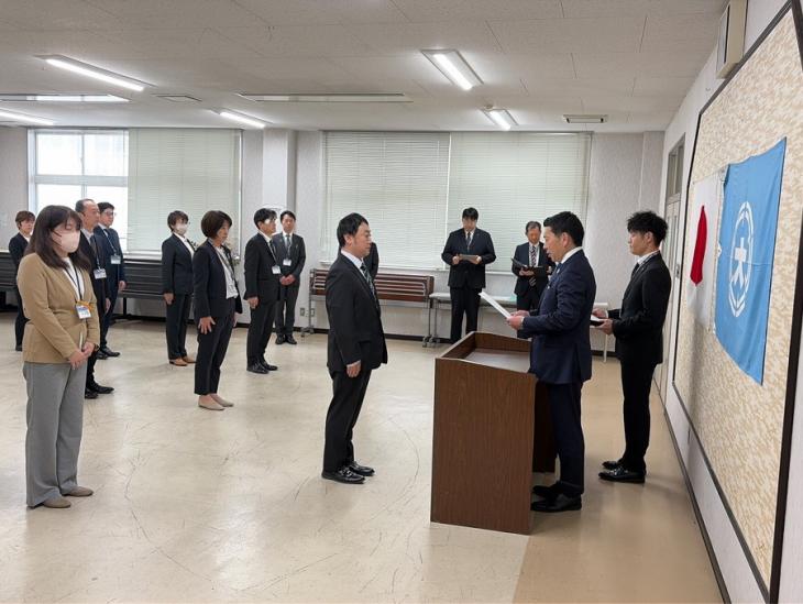 異動辞令交付式(課長補佐)の様子1