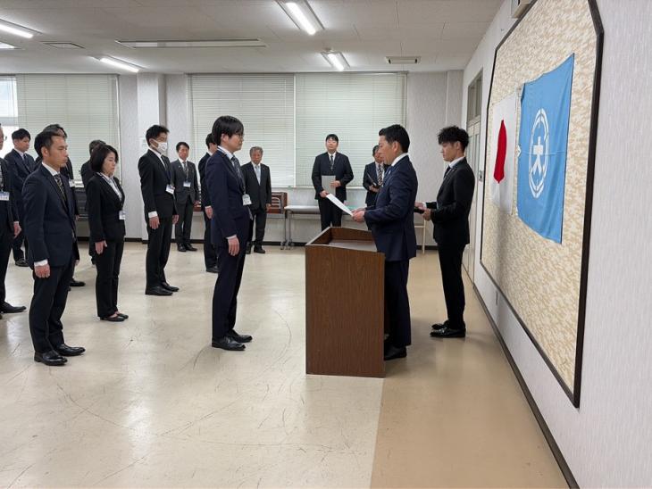 異動辞令交付式(係長)の様子1