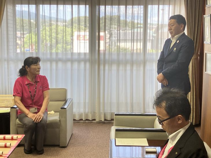 市長訪問の様子(2025年度ニッセイ財団「生き生きシニア活動顕彰」)1