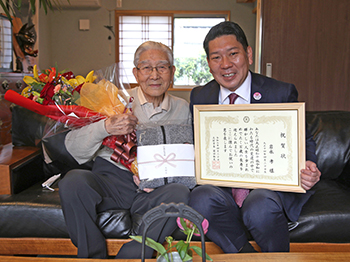 100歳長寿祝いの様子1
