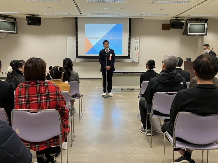 令和7年度地球温暖化防止ポスター・川柳コンクール入賞者表彰式の様子1