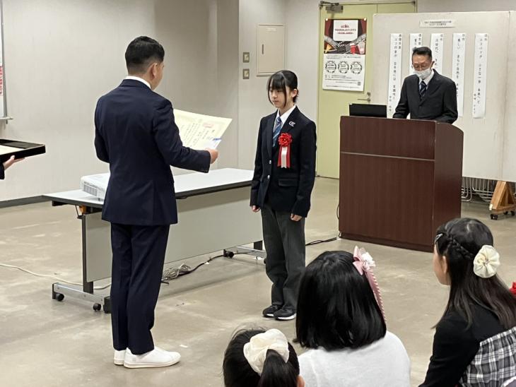 令和7年度地球温暖化防止ポスター・川柳コンクール入賞者表彰式の様子2