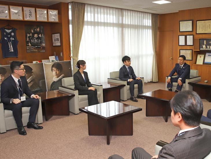 派遣終了職員との懇談の様子1