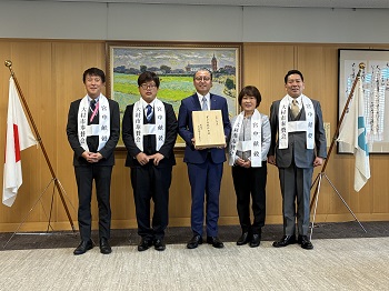 宮中献穀記念米の贈呈の様子（県知事）