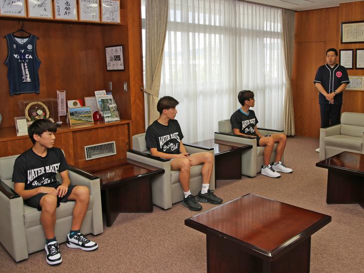 全国JOCジュニアオリンピックカップ夏季水泳競技大会出場報告の様子2