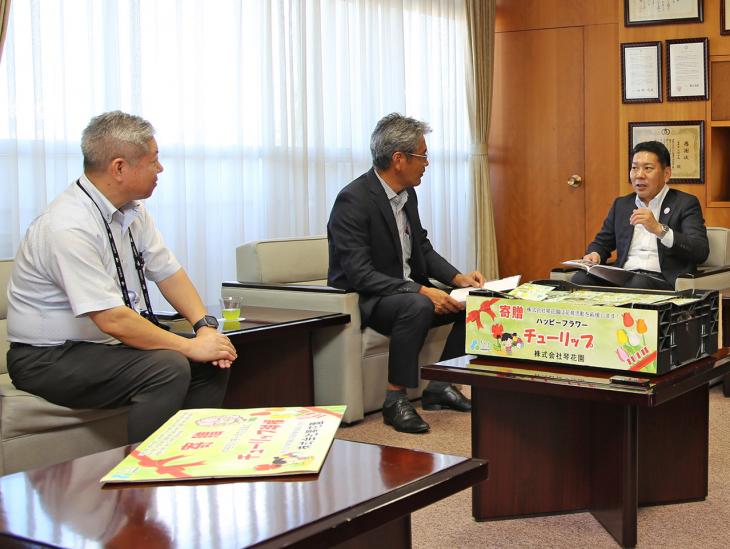 チューリップ球根贈呈式の様子2