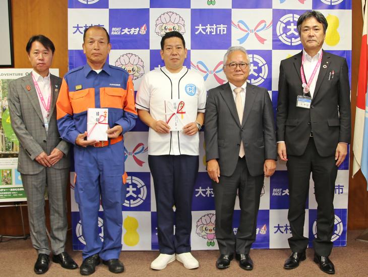 寄附贈呈の様子(岩藤清掃さま)1