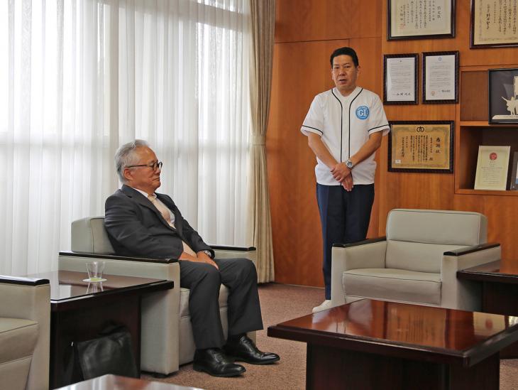 寄附贈呈の様子(岩藤清掃さま)2