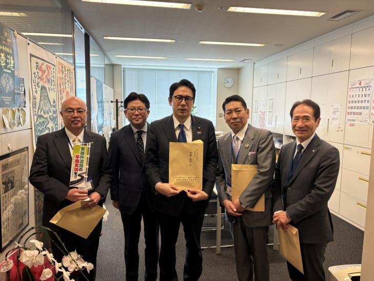 東彼杵道路建設促進期成会要望活動の様子(国土交通省・加藤竜祥国土交通大臣政務官)