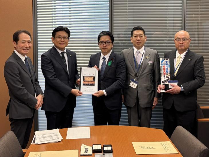 東彼杵道路建設促進期成会要望活動の様子(内閣府・金子容三内閣府大臣政務官)
