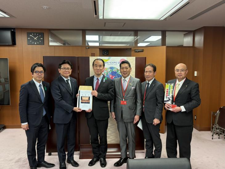 東彼杵道路建設促進期成会要望活動の様子(国土交通省・塩見英之国土交通審議官)