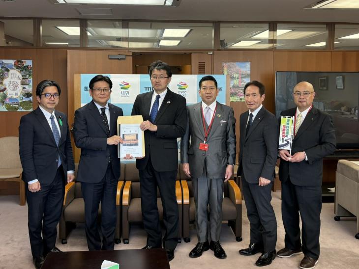 東彼杵道路建設促進期成会要望活動の様子(国土交通省・廣瀬昌由技監)