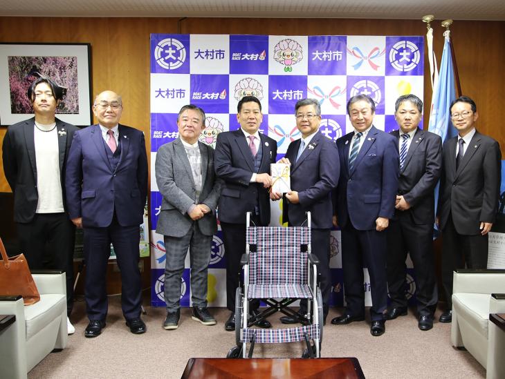 寄附贈呈式（大村ライオンズクラブさまから車イス）の様子2