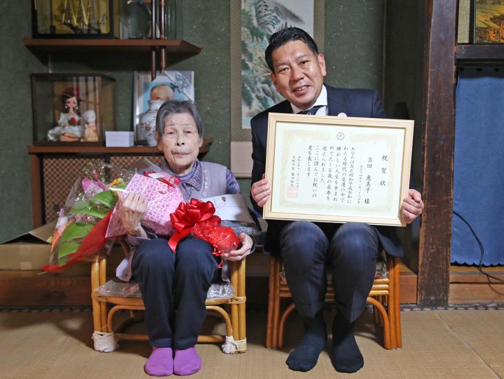 100歳長寿祝いの様子1