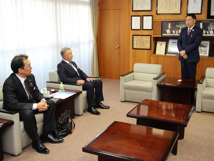 目録贈呈式の様子（西日本エンジニアリング株式会社）2