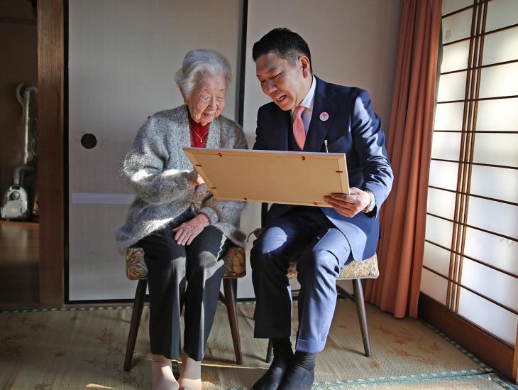 100歳長寿祝いの様子2