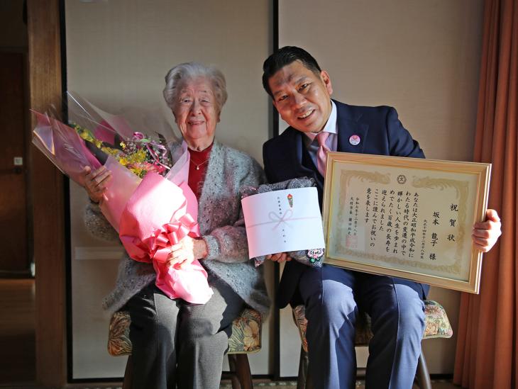 100歳長寿祝いの様子1