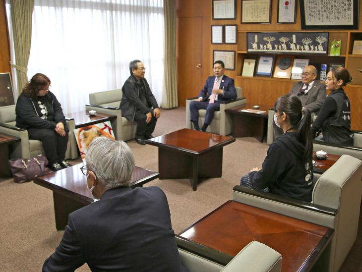 オムロプリント株式会社さまからカレンダー贈呈の様子2