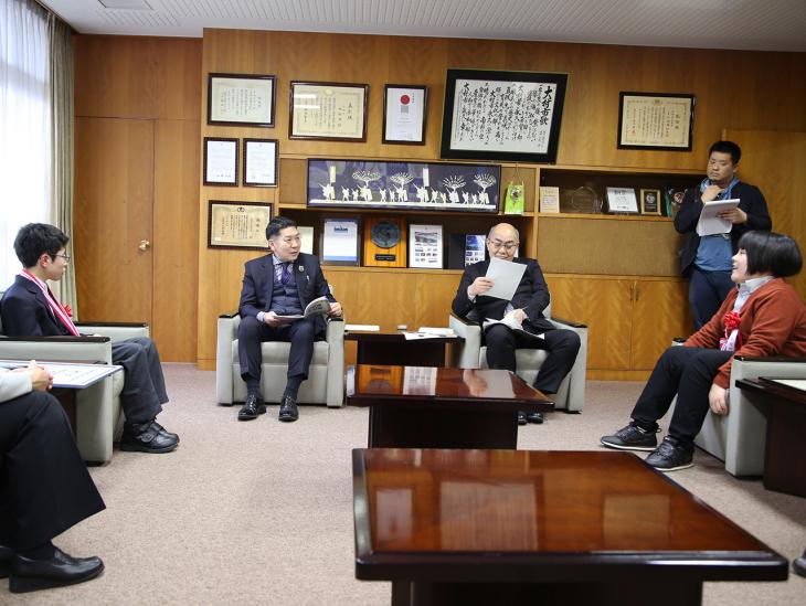 第44回肢体不自由児・者の美術展入賞報告の様子2