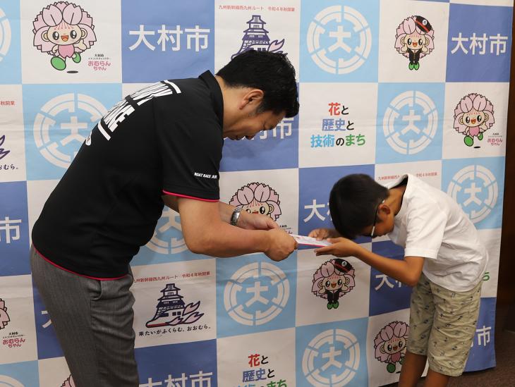 小学生将棋団体戦西日本大会結果報告の様子