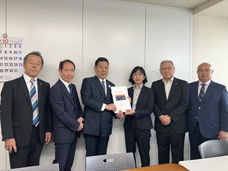 大村湾をきれいにする会要望活動の様子(大森水・大気環境局長)