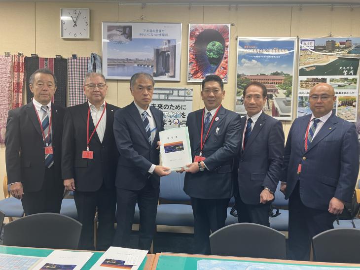 大村湾をきれいにする会要望活動の様子(石井大臣官房上下水道審議官)