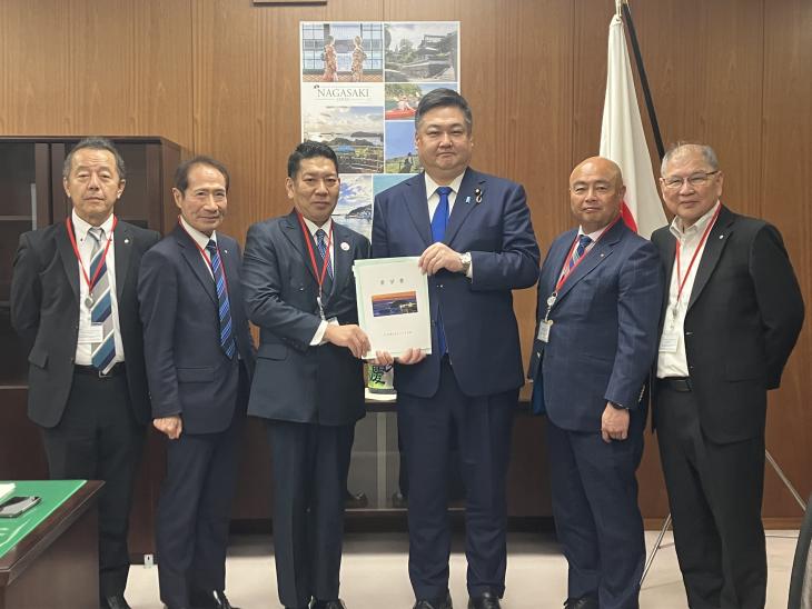 大村湾をきれいにする会要望活動の様子(山本啓介農林水産大臣政務官)