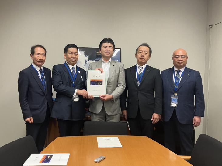 大村湾をきれいにする会要望活動の様子(古賀参議院議員)